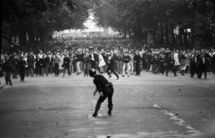 Una foto de Göksin Sipahioglu, de mayo de 1968, en París, Francia.