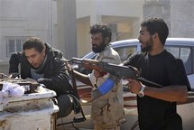 Milicianos del CNT detienen a un hombre, en Sirte, Libia. Milicianos del CNT detienen a un hombre, en Sirte, Libia.