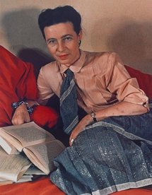 Simone de Beauvoir, fotografiada por Gisèle Freund.