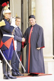El presidente francés, Nicolas Sarkozy, a la izquierda, recibe a Beshara Rahi, patriarca de la iglesia cristiana maronita. El presidente francés, Nicolas Sarkozy, a la izquierda, recibe a Beshara Rahi, patriarca de la iglesia cristiana maronita.