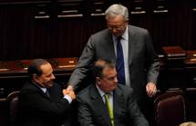 Berlusconi-izquierda-, Calderoli y Tremonti-de pie-en el parlamento italiano.