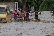 Gente cruzando una calle en Villa de Coral, México. Gente cruzando una calle en Villa de Coral, México.