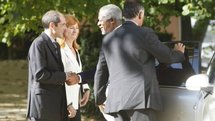 Paul Ríos, coordinador de Lokarri, a la izquierda, recibe a Kofi Annan.