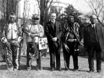 Miembros de la tribu Osage, con el presidente Coolidge, en los años 1920. Miembros de la tribu Osage, con el presidente Coolidge, en los años 1920.