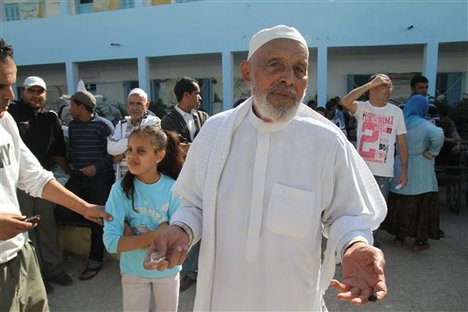 Un tunecino, después de votar, muestra la marca de tinta en el dedo.