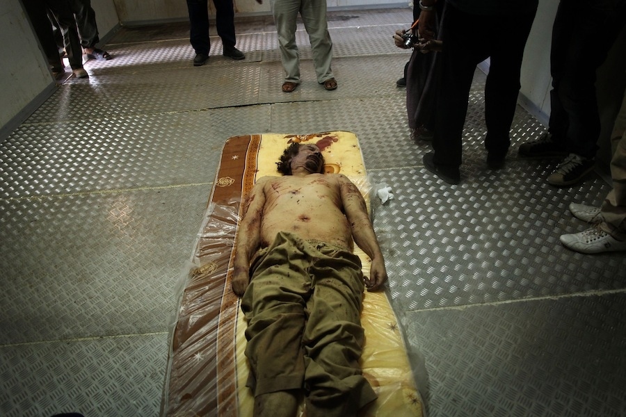 El cadáver de Al Gaddafi, expuesto al público, en Misrata, Libia.