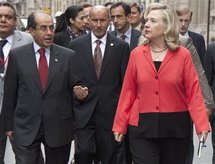 De izquierda a derecha, Mahmud Jibril, Mustafa Abduljalil y Hillary Rodham Clinton, en Trípoli, Libia.