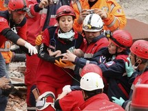 Equipos de rescate sacan a un bebé de un edificio derruido. Equipos de rescate sacan a un bebé de un edificio derruido.