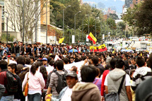 Estudiantes marchan por las calles de Bogotá, Colombia.