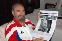 Fidel Castro, con un ejemplar del diario Granma en las manos.