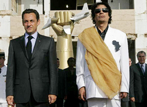 Nicolas Sarkozy-izquierda-y Muammar Al Gaddafi
