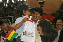 Evo Morales inicia en Sucre el pago del bono Juancito Pinto.