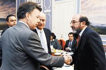 Juan Manuel Santos, con miembros de su partido. Juan Manuel Santos, con miembros de su partido.