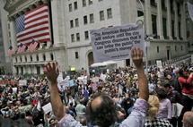 Manifestantes frente a la bolsa de Wall Street, en Nueva York, Estados Unidos.