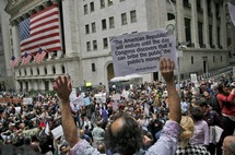 Manifestantes frente a la bolsa de Wall Street, en Nueva York, Estados Unidos. Manifestantes frente a la bolsa de Wall Street, en Nueva York, Estados Unidos.
