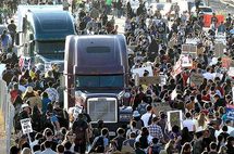 Manifestantes llegan al puerto de Oakland, en California, Estados Unidos.