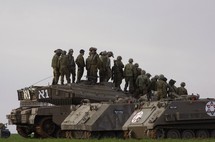 Soldados israelíes, encima de un tanque Soldados israelíes, encima de un tanque