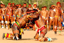 Indígenas Xingu, practicando la lucha Huka Huka.