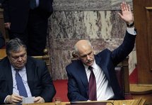 El ministro de Economía griego, Venizelos, a la izquierda, y Papandreu, votan ayer en el parlamento griego El ministro de Economía griego, Venizelos, a la izquierda, y Papandreu, votan ayer en el parlamento griego