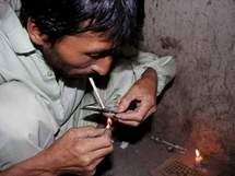 Un hombre consume crack. Un hombre consume crack.