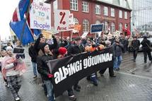 Manifestantes en Islandia.