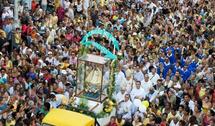 Procesión cristiana con estatua de María entra en La Habana