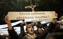 Cristianos franceses protestan contra la obra de teatro. Cristianos franceses protestan contra la obra de teatro.