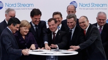 La canciller alemana Merkel, el presidente ruso Medvedev, los primeros ministros francés y holandés, Fillon y Rutte, así como el comisario europeo para la Energía, Oettinger, abrieron simbólicamente las válvulas del primer conducto de esta serpiente de metal de 1.200 kilómetros, en una ceremonia en Lubmin, en la ex RDA (noreste). La canciller alemana Merkel, el presidente ruso Medvedev, los primeros ministros francés y holandés, Fillon y Rutte, así como el comisario europeo para la Energía, Oettinger, abrieron simbólicamente las válvulas del primer conducto de esta serpiente de metal de 1.200 kilómetros, en una ceremonia en Lubmin, en la ex RDA (noreste).