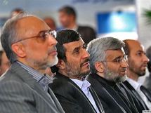 Ahmadinijad, centro, y Salehi, a la derecha. Ahmadinijad, centro, y Salehi, a la derecha.