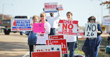 Partidarias del derecho al aborto, en Mississipi, haciendo campaña contra la enmienda.