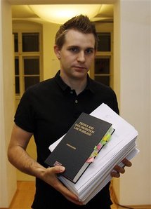 Max Schrems, con las 1.222 páginas de información que Facebook tenía de él. Max Schrems, con las 1.222 páginas de información que Facebook tenía de él.