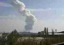 Una columna de humo se eleva desde el lugar de la explosión.