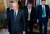 El presidente de la república, Napolitano-izquierda-, se ha reunido hoy con los líderes de los grupos parlamentarios,entre ellos, Bossi-centro-, de la Lega Nord.