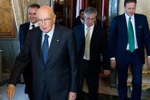 El presidente de la república, Napolitano-izquierda-, se ha reunido hoy con los líderes de los grupos parlamentarios,entre ellos, Bossi-centro-, de la Lega Nord. El presidente de la república, Napolitano-izquierda-, se ha reunido hoy con los líderes de los grupos parlamentarios,entre ellos, Bossi-centro-, de la Lega Nord.