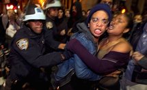 La policía desaloja a los acampados en Nueva York. La policía desaloja a los acampados en Nueva York.