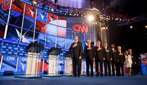 Los candidatos republicanos, con la mano en el corazón mientras escuchan el himno nacional, antes del debate.
