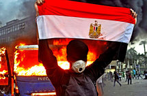 Ejército egipcio nombra primer ministro durante protesta masiva en El Cairo