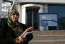 Tauakkul Karman, ante la sede de la CPI. Tauakkul Karman, ante la sede de la CPI.