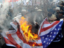 Manifestantes queman una bandera de Estados Unidos, en Pakistán Manifestantes queman una bandera de Estados Unidos, en Pakistán