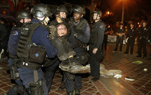 Policías desalojan a los manifestantes