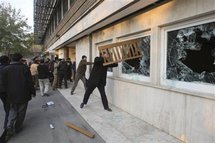 Manifestantes atacan la embajada británica en Teherán, Irán.
