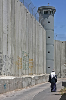 El muro construido por Israel, aislando a Cisjordania. El muro construido por Israel, aislando a Cisjordania.