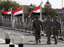 Soldados estadounidenses salen de uno de los palacios de Saddam que componían hasta ahora Camp Victory Soldados estadounidenses salen de uno de los palacios de Saddam que componían hasta ahora Camp Victory