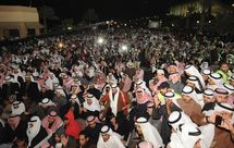 Manifestantes en la plaza del parlamento, en Kuwait. Manifestantes en la plaza del parlamento, en Kuwait.