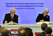El presidente Josipivic-a la izquierda-y la primera ministra Kosor firman el tratado de adhesión a la UE