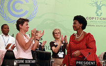 La ministra de Asuntos Exteriores de Sudáfrica, Maite Nkoana-Mashabane, a la derecha, celebra el acuerdo.