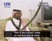 Un verdugo saudí, mostrando su espada. Un verdugo saudí, mostrando su espada.