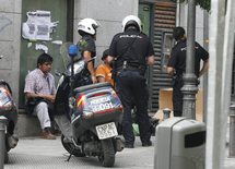 Policías españoles identificando a inmigrantes en el barrio de Lavapiés, en Madrid.