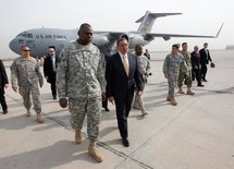 Leon Panetta, a la derecha, y el general Lloyd Austin se dirigen a la ceremonia de arriar la bandera en Bagdad.