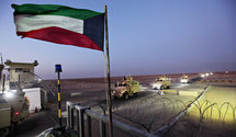 El último convoy militar estadounidense pasa la frontera entre Irak y Kuwait.